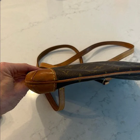 Good Condition 💯 Authentic Louis Vuitton Classic Brown Monogram Shoulder Bag - Picture 5 of 16